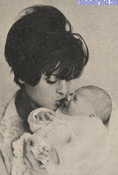 per28sem-4-22-67a.jpg - Semana, April 1967: mother and son