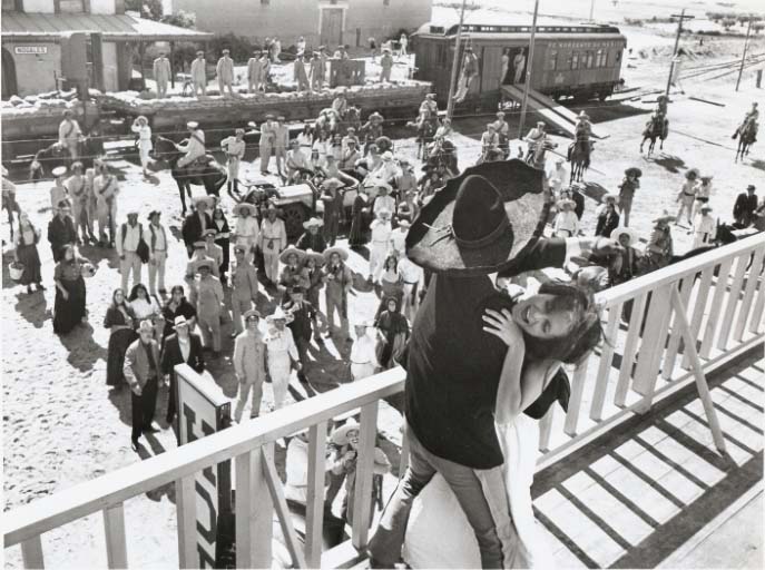 25still.jpg - 100 Rifles still