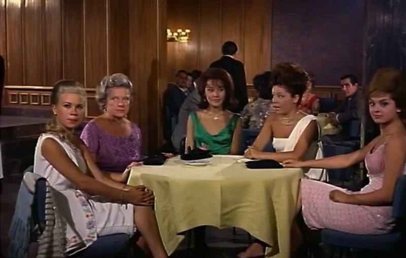 sccuat28.jpg - Cuatro bodas y pico screencap