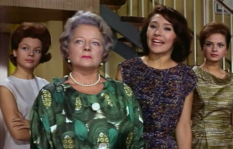 sccuat38.jpg - Cuatro bodas y pico screencap