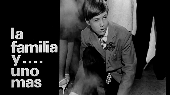 scfam01.jpg - La familia y... uno más screencap