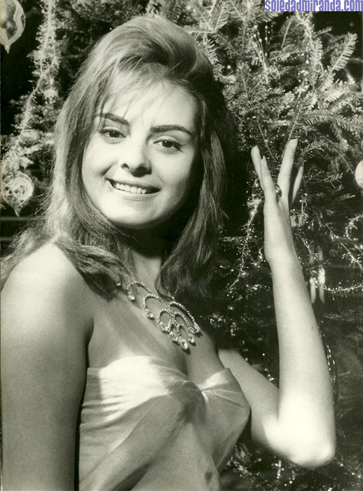 mod00cphoto1962.jpg - French publicity photo, December 1962: pretty smile before the Christmas tree