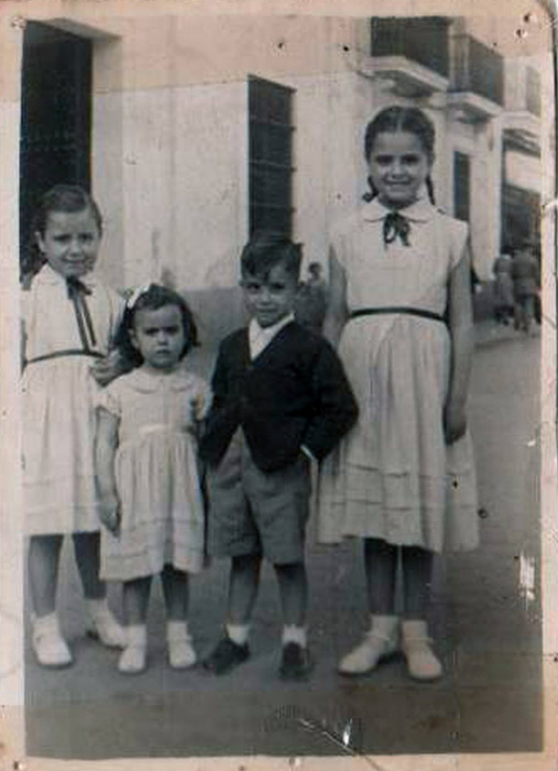 p00.jpg - childhood family photo