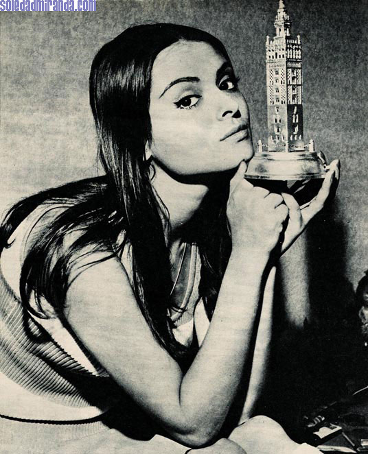 per20.jpg - Digame, July 1966: with a statue of the Giralda (Cathedral of Seville)