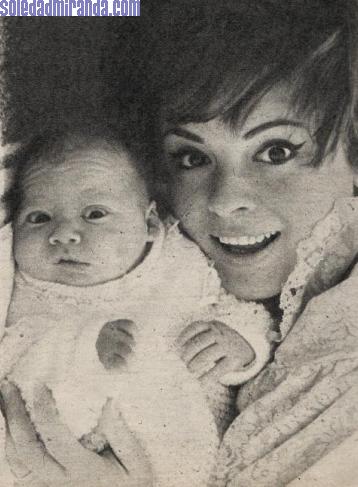 per26.jpg - Semana, April 1967: with her son
