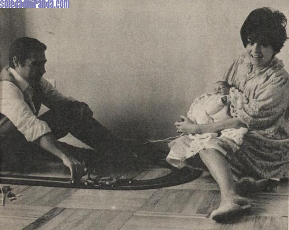 per28.jpg - Semana, April 1967:  with her baby and husband