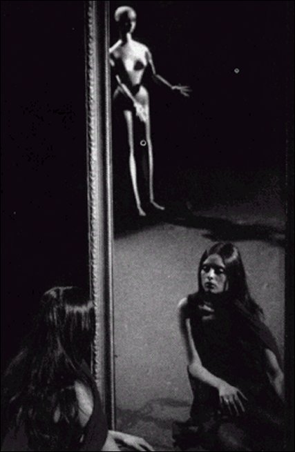 026astill.jpg - Vampyros Lesbos still