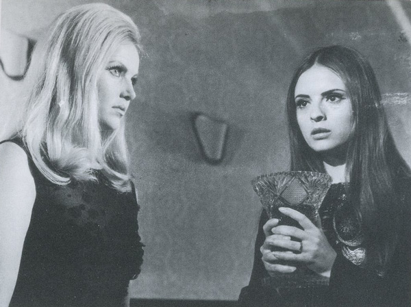 032stillB.jpg - Vampyros Lesbos still