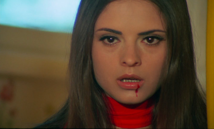 scvamp28.jpg - Vampyros Lesbos screencap