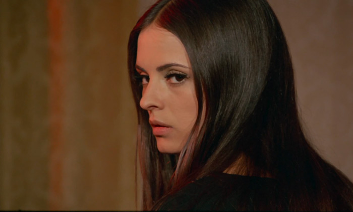 scvamp43.jpg - Vampyros Lesbos screencap