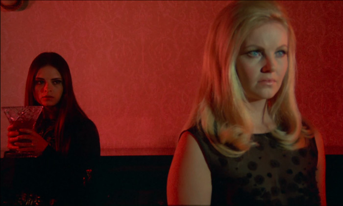 scvamp45.jpg - Vampyros Lesbos screencap