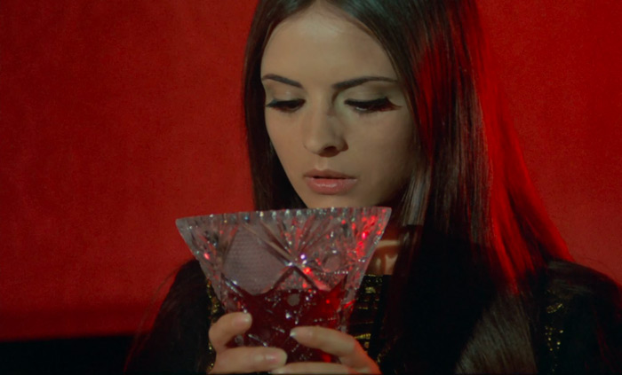 scvamp46.jpg - Vampyros Lesbos screencap