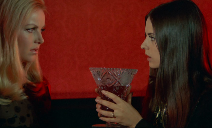 scvamp47.jpg - Vampyros Lesbos screencap