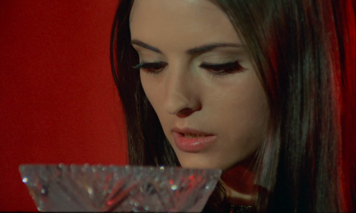 scvamp48.jpg - Vampyros Lesbos screencap